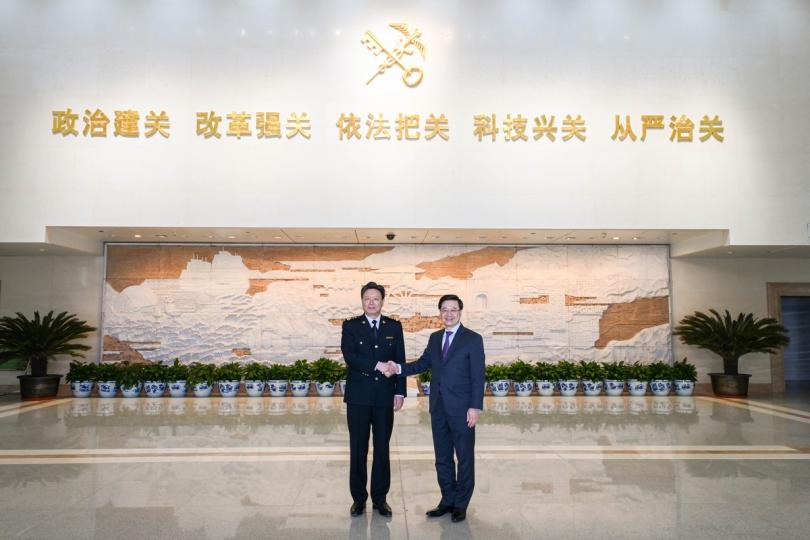 加強合作:  李家超（右）在北京與國家海關總署署長俞建華會面。