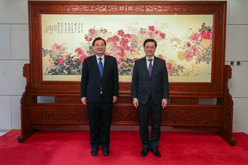 緊密聯繫:  李家超（右）在北京與國家文化和旅遊部部長胡和平會面。