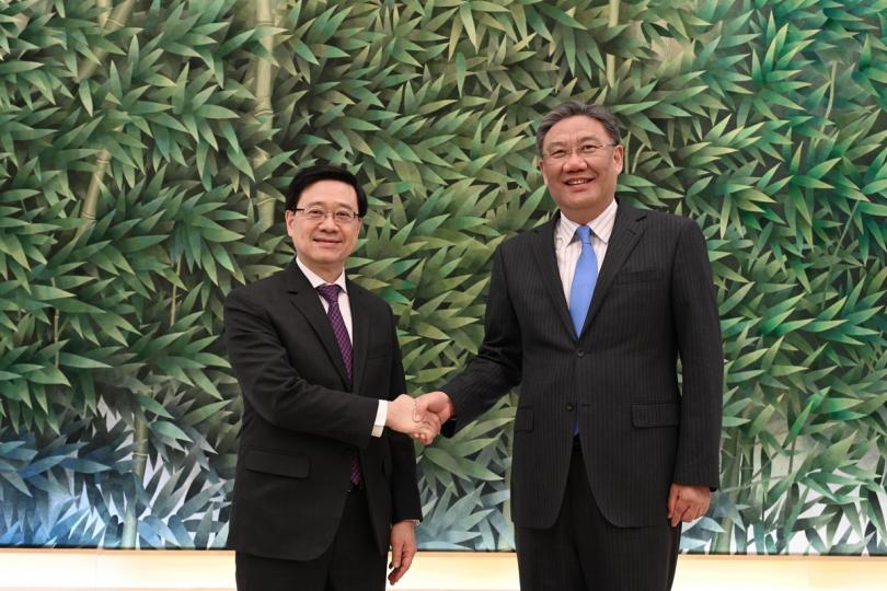 共同貢獻:  李家超（左）在北京與國家商務部部長王文濤會面。