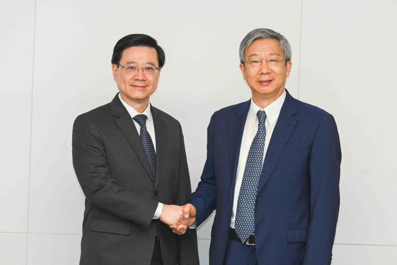 金融合作: 李家超(左)與易綱會面。 金融合作: 李家超(左)與易綱會面。