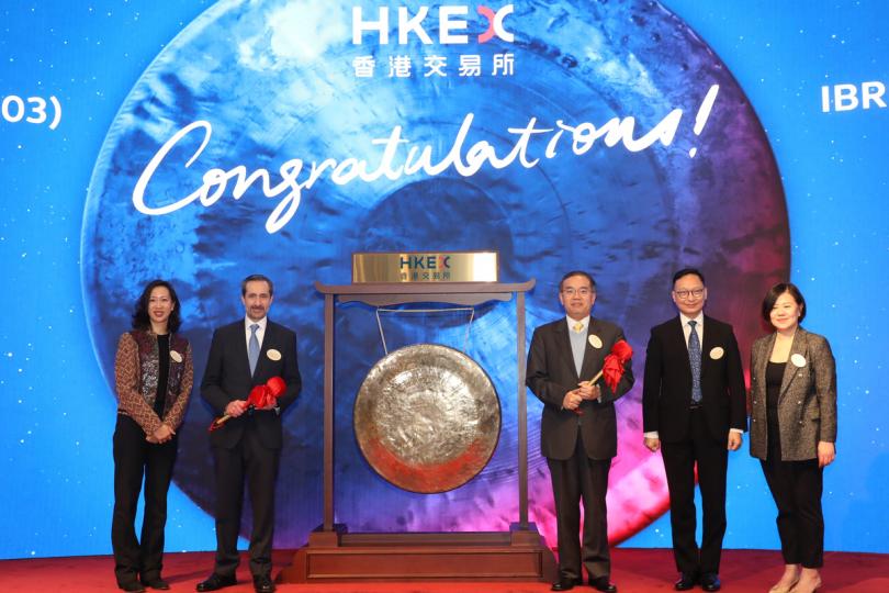 敲鑼: 香港交易所舉行敲鑼儀式,以示保險相連證券首度上市。許正宇(右三)擔任主禮嘉賓。 敲鑼: 香港交易所舉行敲鑼儀式,以示保險相連證券首度上市。許正宇(右三)擔任主禮嘉賓。