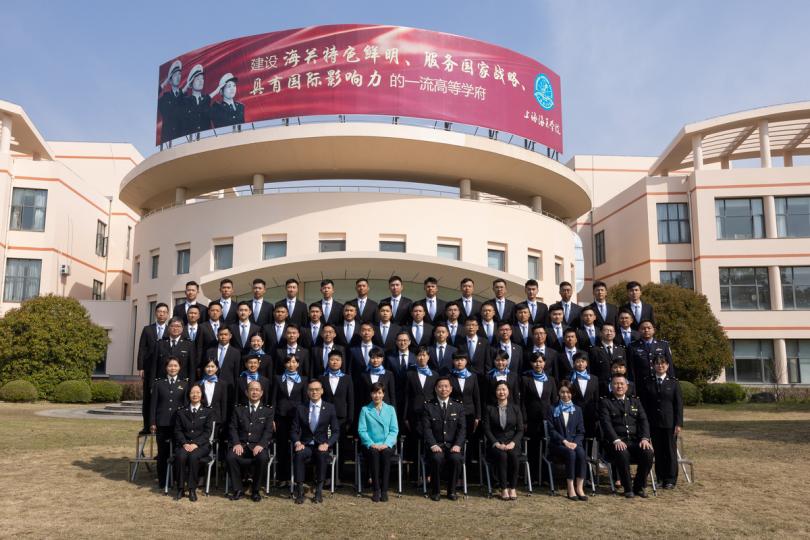 加深認識:  何珮珊（前排左四）3月27日主持在上海海關學院舉行的第一期香港海關督察基本訓練課程國情及內地關務研習班開班儀式，其後與督察學員合照。