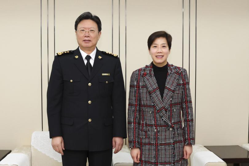 深化合作:  何珮珊（右）在北京拜訪國家海關總署，與俞建華會面。