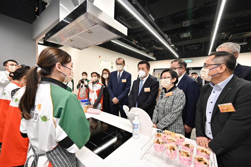 健康推廣:  國家衞生健康委員會代表團到訪黃大仙地區康健中心，盧寵茂（前排右四）陪同國家衞健委副主任雷海潮（前排右三）參觀，並與中心職員及服務使用者交流。