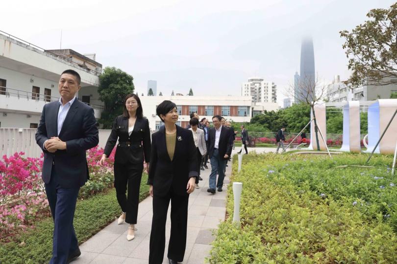 零碳理念:  何永賢（前排右）參觀福田區甘泉路近零碳排放示範社區改造共建項目。