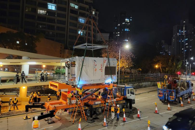 小心部署:  工程團隊運送以組裝合成建築法完成的升降機組件到工地進行安裝。