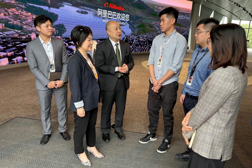 在杭港人:  蔡若蓮（左二）參訪阿里巴巴西溪園區，了解創科發展，並與港籍人員會面。
