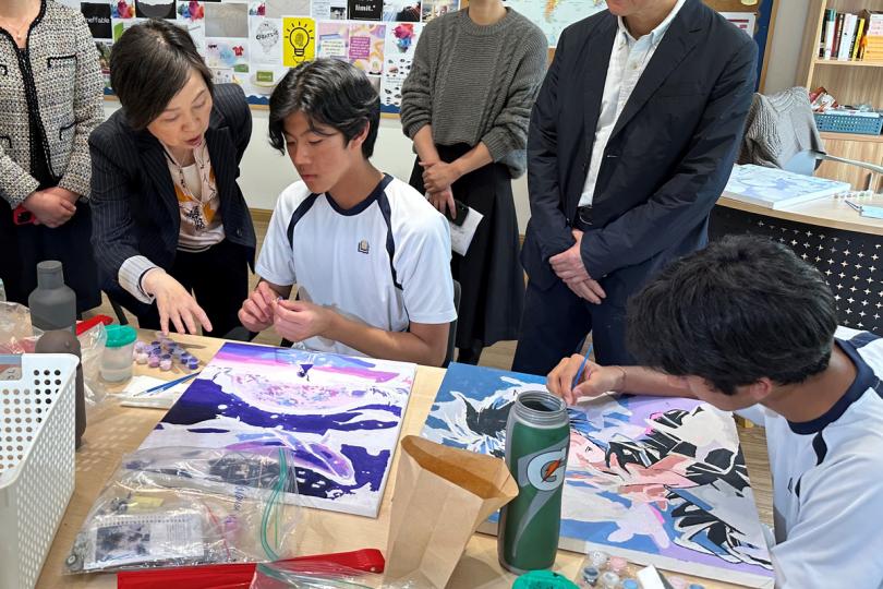 實地了解:  蔡若蓮（左）到訪杭州漢基外籍人員子女學校，與學生交談。