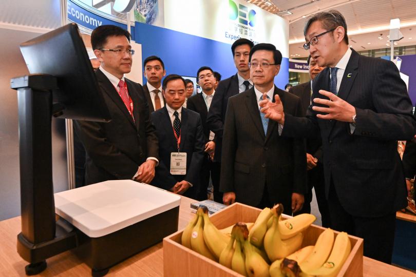 智慧經濟:  李家超（右二）、創新科技及工業局局長孫東（左一）出席數字經濟峰會2023，並參觀展覽。