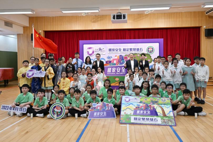 卓永興視察小學國安教育推行情況 卓永興視察小學國安教育推行情況