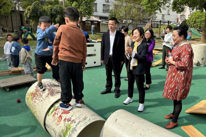 遊戲學習: 蔡若蓮(前排右二)在安吉縣機關幼兒園觀察學生遊戲學習的情況。 遊戲學習: 蔡若蓮(前排右二)在安吉縣機關幼兒園觀察學生遊戲學習的情況。