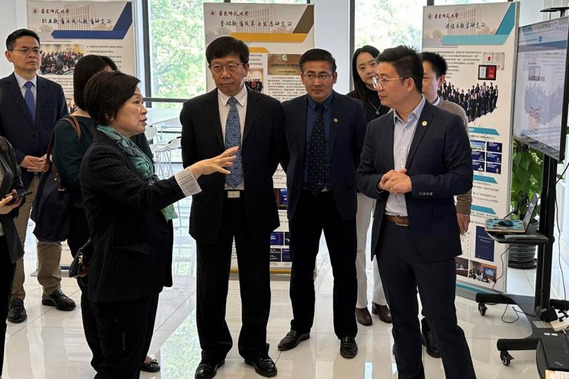 加強聯繫:  蔡若蓮（前排左）到訪華東師範大學。