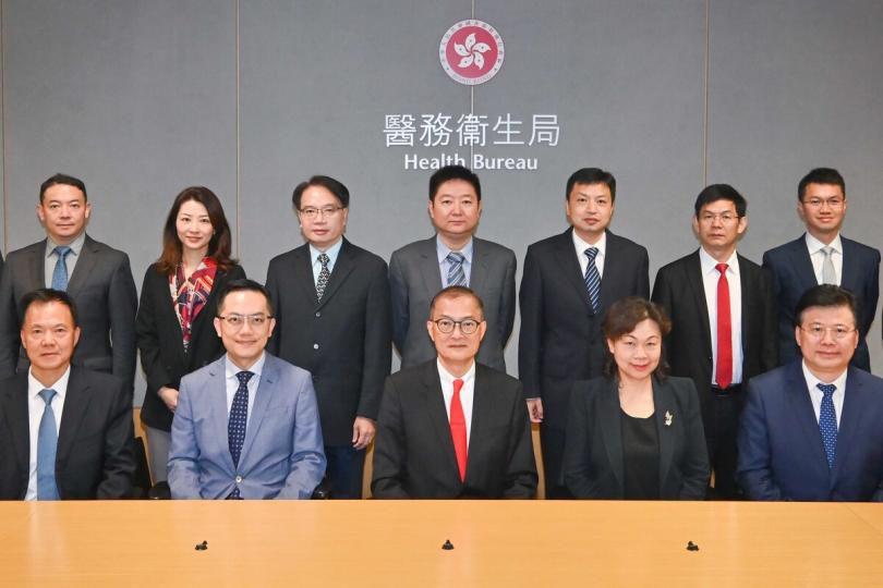 醫務交流: 盧寵茂(前排中)與湖南省代表團舉行會議。旁為肖百靈(前排右二)。 醫務交流: 盧寵茂(前排中)與湖南省代表團舉行會議。旁為肖百靈(前排右二)。