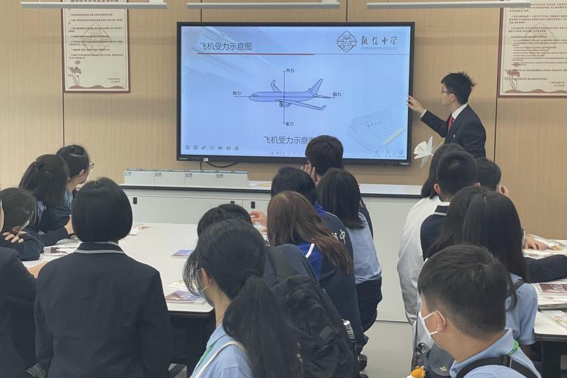建立友誼:  廣州市執信中學學生和香港學生一起參與航空模型學習活動。