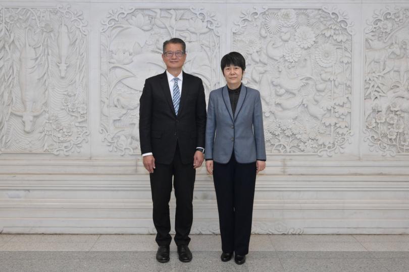 貢獻力量:  陳茂波（左）與國家商務部副部長郭婷婷會面。