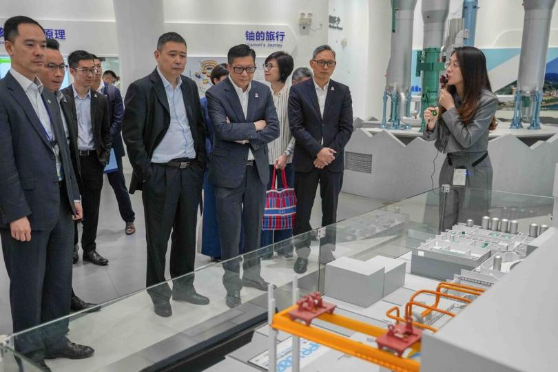 核電基地: 鄧炳強(右四)在大亞灣核電基地聽取中廣核人員的介紹。 核電基地: 鄧炳強(右四)在大亞灣核電基地聽取中廣核人員的介紹。