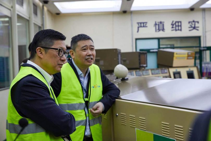 加深了解:  鄧炳強（左）參觀大亞灣核電站的主控室。