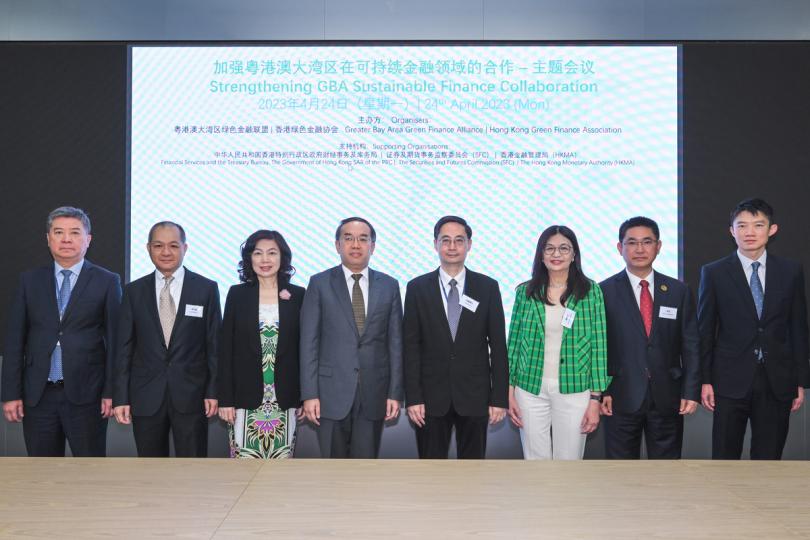 金融會議: 許正宇(左四)出席加強粵港澳大灣區在可持續金融領域的合作---主題會議。 金融會議: 許正宇(左四)出席加強粵港澳大灣區在可持續金融領域的合作---主題會議。