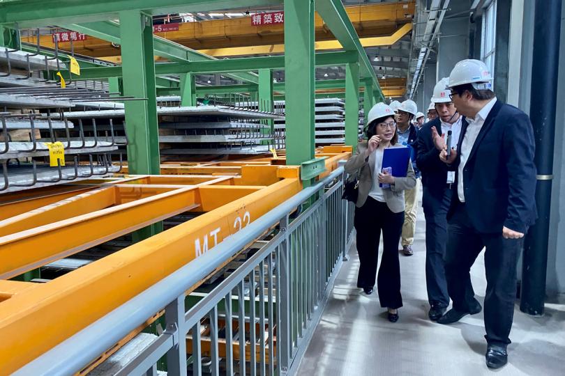 考察廠房:  甯漢豪（左）在珠海參觀中建海龍科技有限公司的廠房。
