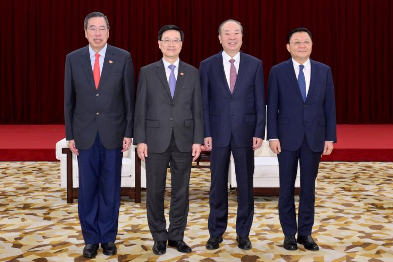 共同努力: 李家超(左二)在廣州與廣東省委書記黃坤明(右二)、廣東省省長王偉中(右一)會面。 共同努力: 李家超(左二)在廣州與廣東省委書記黃坤明(右二)、廣東省省長王偉中(右一)會面。