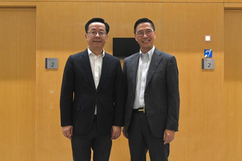 港黔交流: 楊潤雄(右)與貴州省委常委、省委宣傳部部長盧雍政會面。 港黔交流: 楊潤雄(右)與貴州省委常委、省委宣傳部部長盧雍政會面。