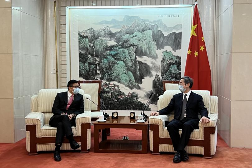 技術交流:  鄧炳強（左）拜訪交通運輸部，與副部長戴東昌會面。