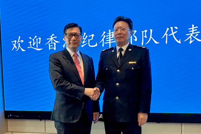加強合作: 鄧炳強(左)拜會海關總署署長俞建華。 加強合作: 鄧炳強(左)拜會海關總署署長俞建華。
