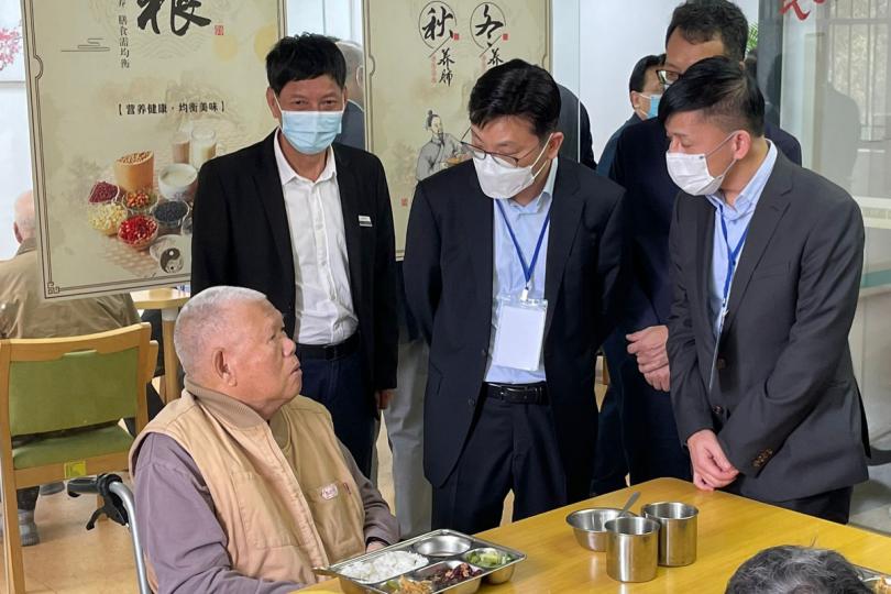 安老服務: 孫玉菡(右二)探訪中山市一間頤養院,與住院的港人交談。 安老服務: 孫玉菡(右二)探訪中山市一間頤養院,與住院的港人交談。