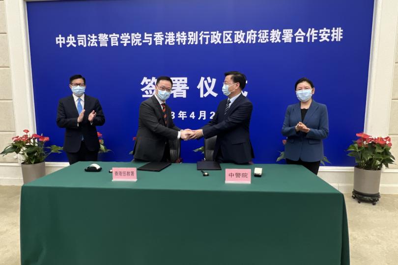 攜手合作:  鄧炳強（左一）與賀榮（右一）見證黃國興（左二）與章恩友簽署合作安排。