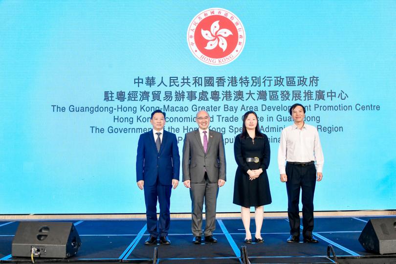 中心揭幕: 莫君虞(左二)、蘇惠思(右二)與嘉賓在廣州主持粵港澳大灣區發展推廣中心揭牌儀式。 中心揭幕: 莫君虞(左二)、蘇惠思(右二)與嘉賓在廣州主持粵港澳大灣區發展推廣中心揭牌儀式。