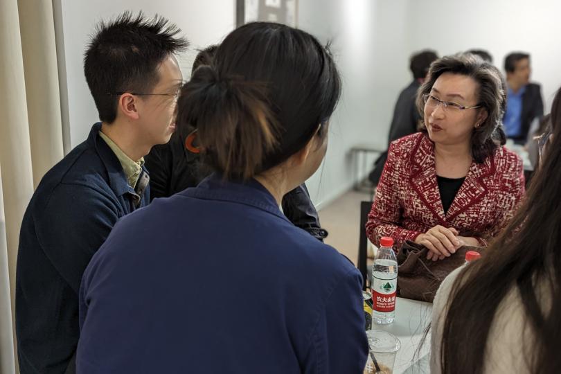 暢談志向: 楊何蓓茵(右)與在京高等院校就讀香港學生會面,了解他們的校園生活和日後工作志向。 暢談志向: 楊何蓓茵(右)與在京高等院校就讀香港學生會面,了解他們的校園生活和日後工作志向。