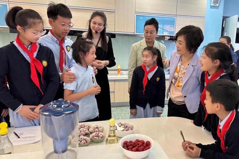 實踐理念: 蔡若蓮(右三)到訪位於重慶的重慶人民小學,了解當地小學的教育理念和實踐。 實踐理念: 蔡若蓮(右三)到訪位於重慶的重慶人民小學,了解當地小學的教育理念和實踐。