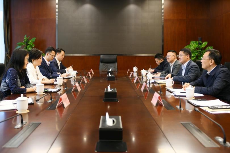 會面共議:  蔡若蓮（左二）4月26日在成都會晤四川省人民政府港澳事務辦公室副主任李輝（右二）、四川省委教育工委副書記張瀾濤（右一）。