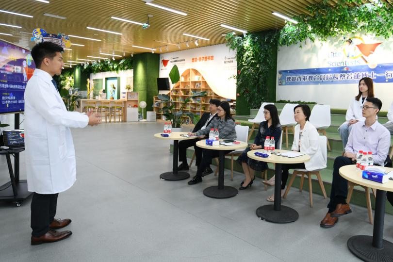 推動教育:  蔡若蓮（右三）4月26日在成都參訪港資教育企業「小小科學超人」。