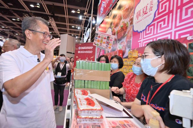 美味共嘗:  陳茂波（左）參觀「開心香港」美食巿集展覽攤位。