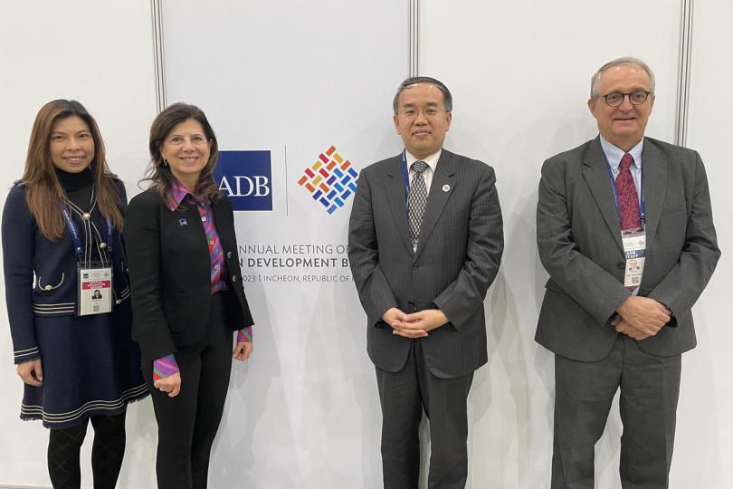 會晤:  許正宇（右二）會晤亞洲開發銀行副行長Roberta Casali（左二）、司庫Pierre Van Peteghem（右一）。