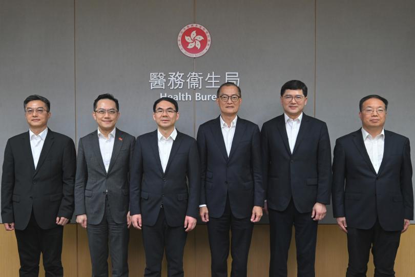 共謀合作: 盧寵茂(右三)與特區政府代表在政府總部與賴志鴻(左三)及其率領的代表團舉行會議。 共謀合作: 盧寵茂(右三)與特區政府代表在政府總部與賴志鴻(左三)及其率領的代表團舉行會議。
