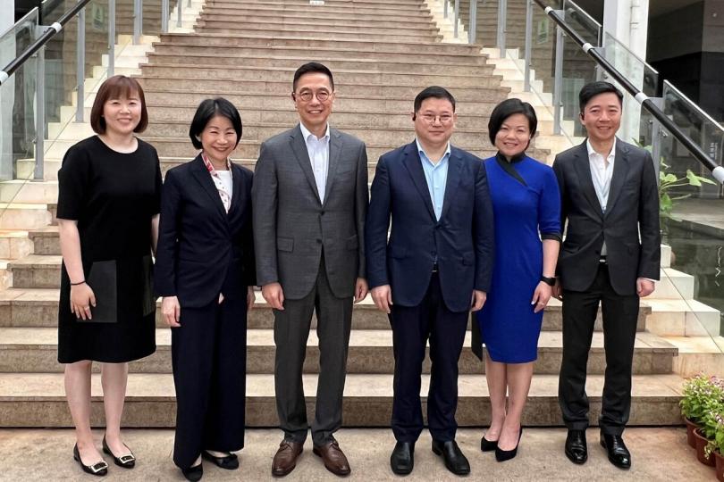 加深認識:  楊潤雄（左三）在中央人民政府駐香港特別行政區聯絡辦公室宣傳文體部副部長張國義（右三）和香港特區全國人民代表大會代表馬浩文（右一）陪同下參觀海南省博物館。