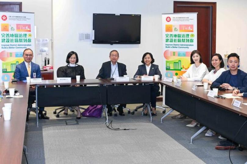局長向政黨講解完善地區治理方案 局長向政黨講解完善地區治理方案