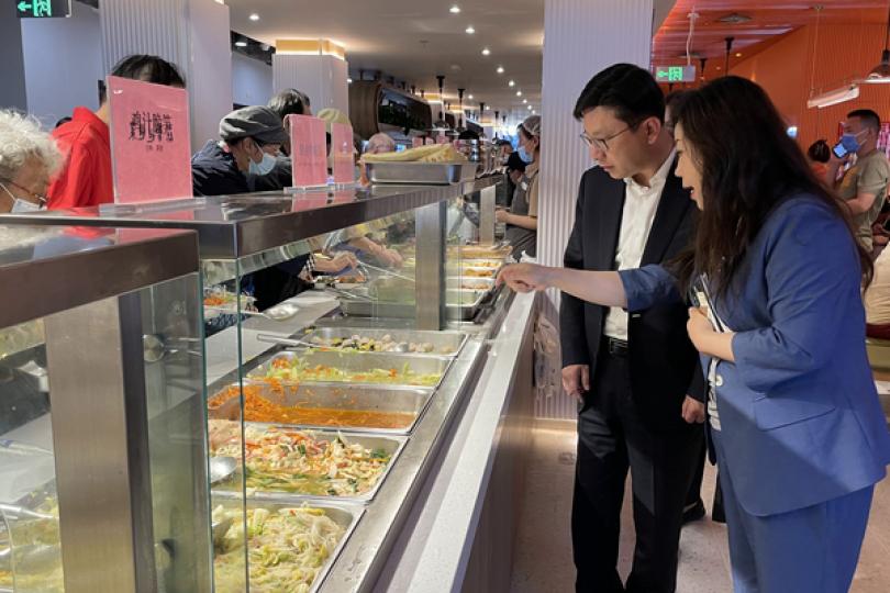 營養餐: 孫玉菡(左)參觀北京西城區首間養老餐集配中心,了解長者營養餐服務。 營養餐: 孫玉菡(左)參觀北京西城區首間養老餐集配中心,了解長者營養餐服務。