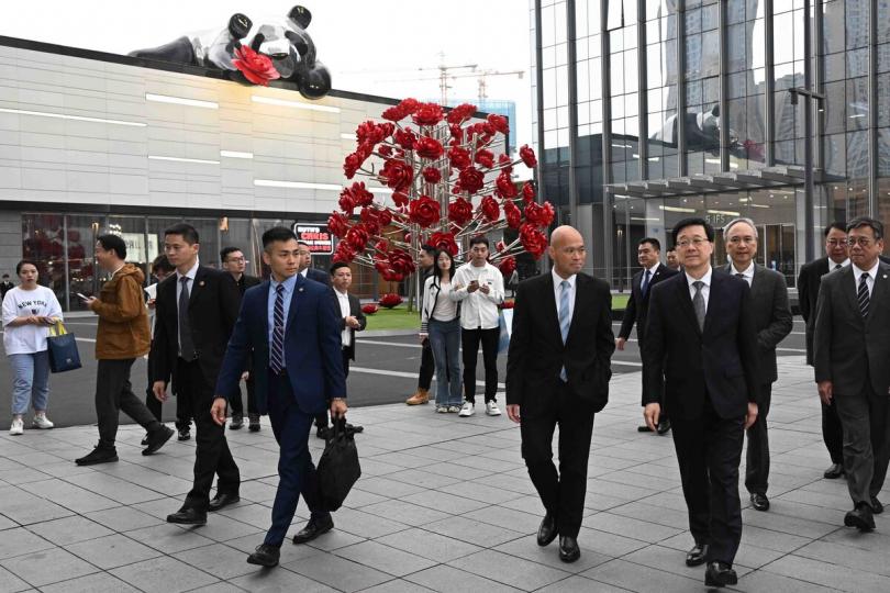 金融核心:  李家超（前排右）到訪重慶國金中心。