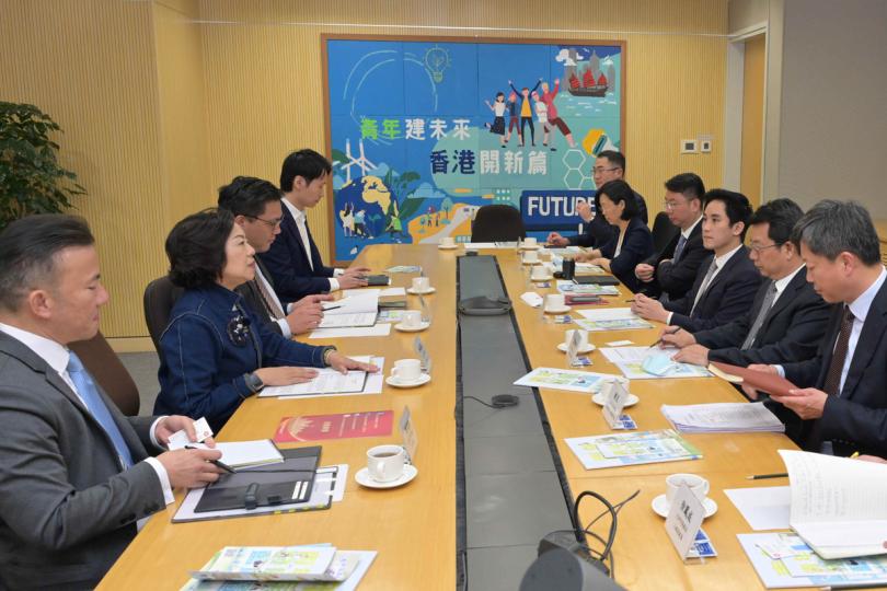 會面共議: 麥美娟(左二)與天津市委常委兼統戰部部長冀國強(右二)率領的訪問團會面,討論共同關注的議題。 會面共議: 麥美娟(左二)與天津市委常委兼統戰部部長冀國強(右二)率領的訪問團會面,討論共同關注的議題。