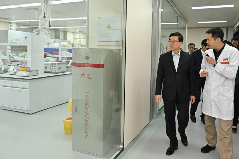 嶄新技術:  李家超（左）到訪重慶金鳳實驗室，與科研人員交流。