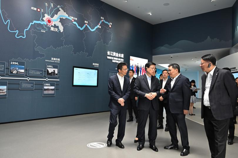 基礎建設:  李家超（左二）到訪重慶內陸國際物流樞紐展示中心，了解重慶物流的整體規劃。