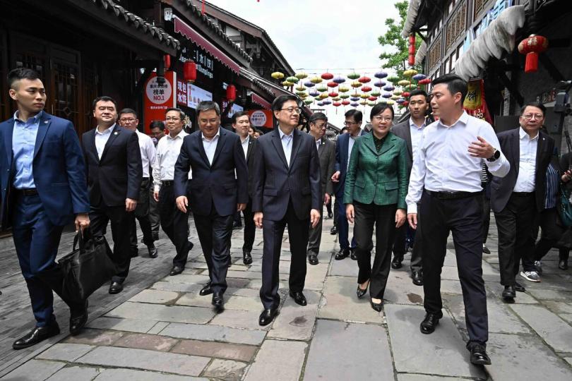 基礎建設:  李家超（左二）到訪重慶內陸國際物流樞紐展示中心，了解重慶物流的整體規劃。
