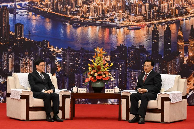 基礎建設:  李家超（左二）到訪重慶內陸國際物流樞紐展示中心，了解重慶物流的整體規劃。