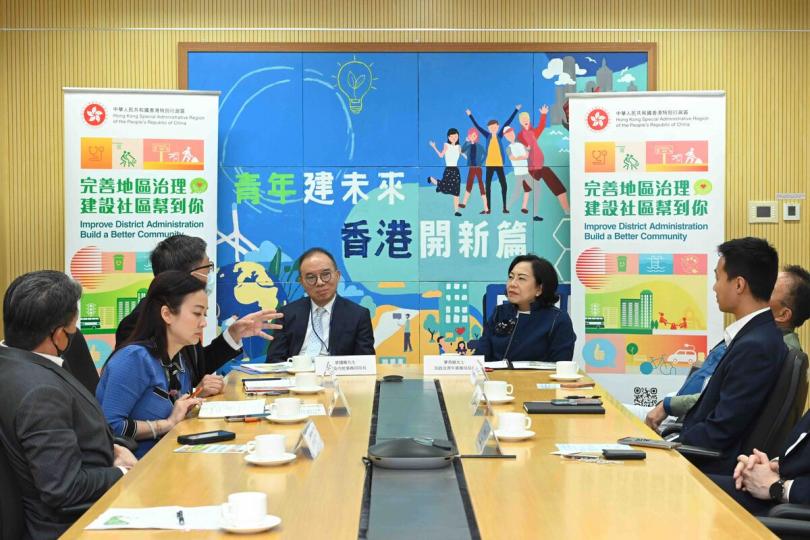 解說方案: 曾國衞(左四)和麥美娟(右三)向立法會議員解說完善地區治理建議方案。 解說方案: 曾國衞(左四)和麥美娟(右三)向立法會議員解說完善地區治理建議方案。