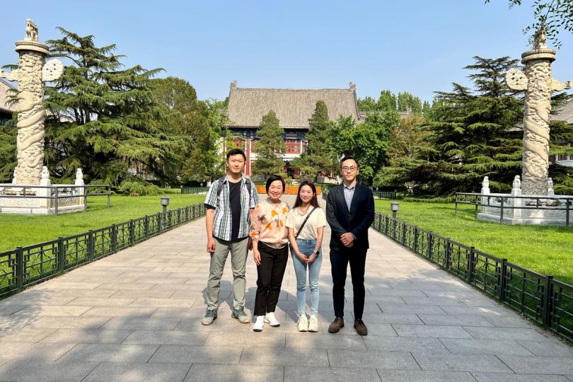 關懷學子:  蔡若蓮（左二）與在北京大學就讀的香港學生交流，了解他們在當地的學習和生活情況。