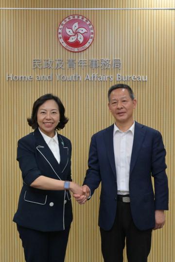 關心青年:  麥美娟（左）與浙江省人民政府港澳事務辦公室副主任姚國文會面，就推動香港青年融入國家發展大局等工作交換意見。