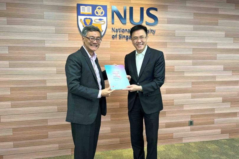 贈禮: 孫東(右)向新加坡國立大學校長陳永財贈送香港創新科技發展藍圖。 贈禮: 孫東(右)向新加坡國立大學校長陳永財贈送香港創新科技發展藍圖。